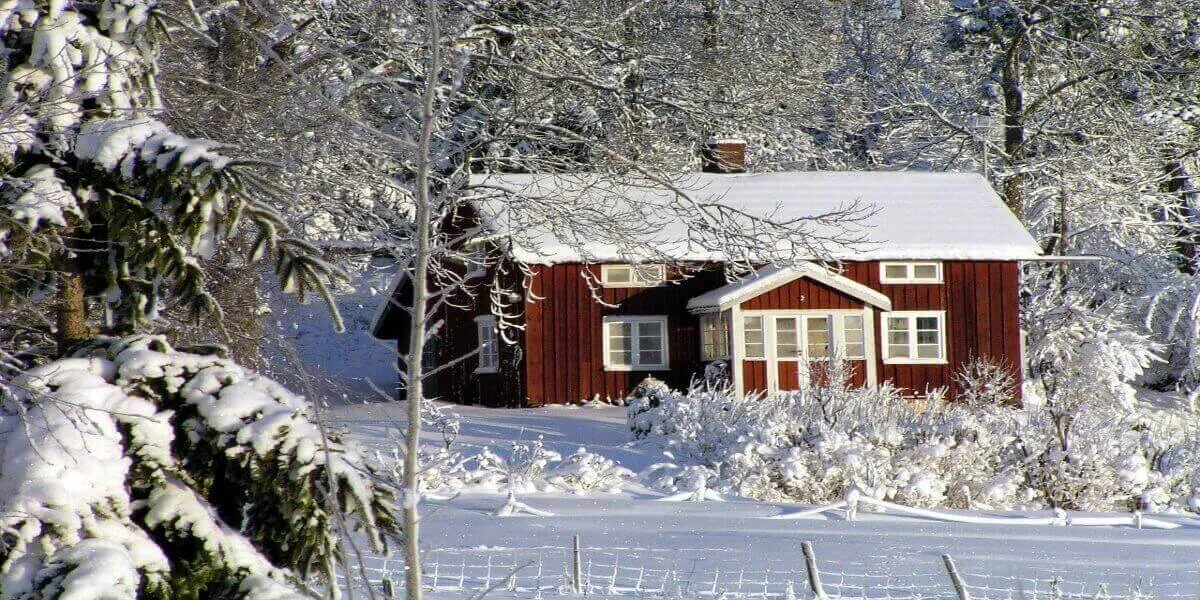 red_house_snowy_landscape